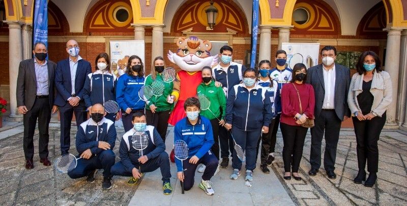 La tigresa de bengala 'Onuba' llega a Huelva y conquista a los ciudadanos que paseaban por el centro de la capital