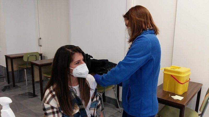 Más de 300 docentes de la Sierra se vacunan en el Pabellón Ferial de Aracena