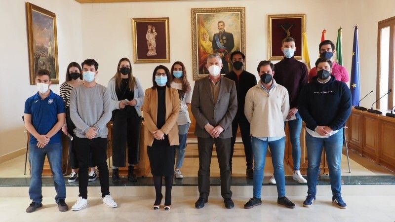 El Ayuntamiento de Palos de la Frontera entrega seis cheques vivienda y diez becas matrícula