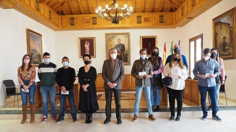 El Ayuntamiento de Palos de la Frontera entrega seis cheques vivienda y diez becas matrícula