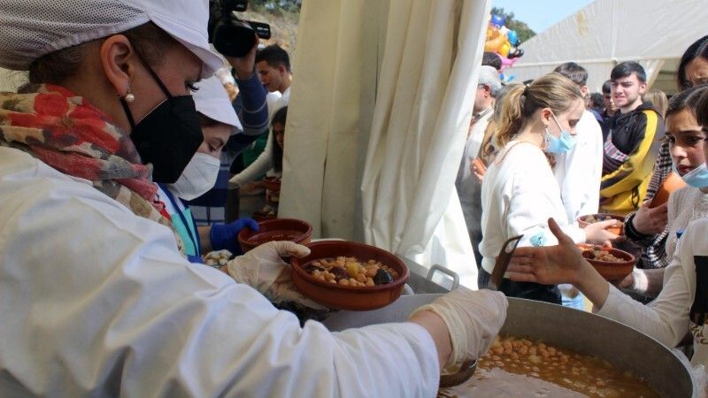 Más de 3.000 personas degustan en Jabugo el Mayor Cocido del Mundo