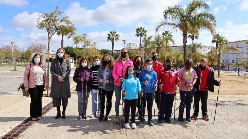 120 onubenses participan en los talleres adaptados de marcha nórdica del Ayuntamiento