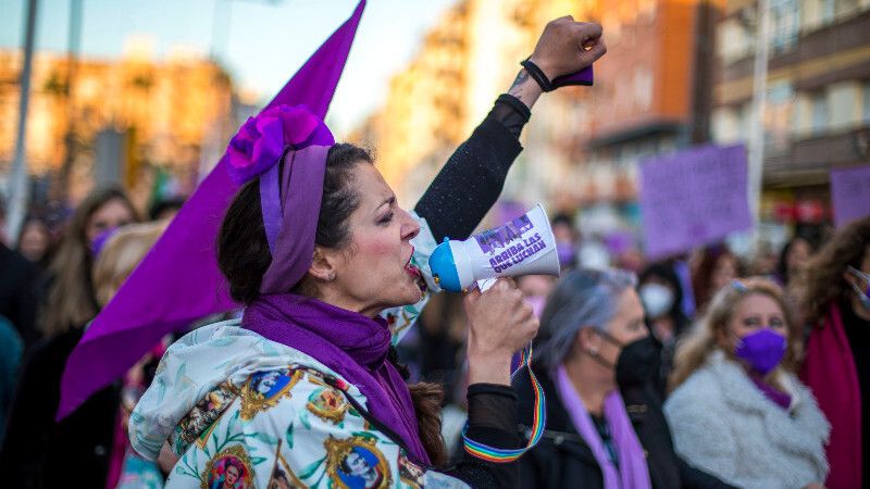 Unos 3.500 onubenses claman en las calles por la igualdad real en el Día de la Mujer