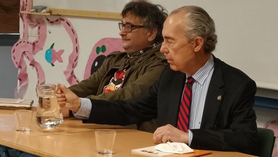 Gran acogida del recital 'Poesía y cómic' de Luis Alberto de Cuenca en Aljaraque