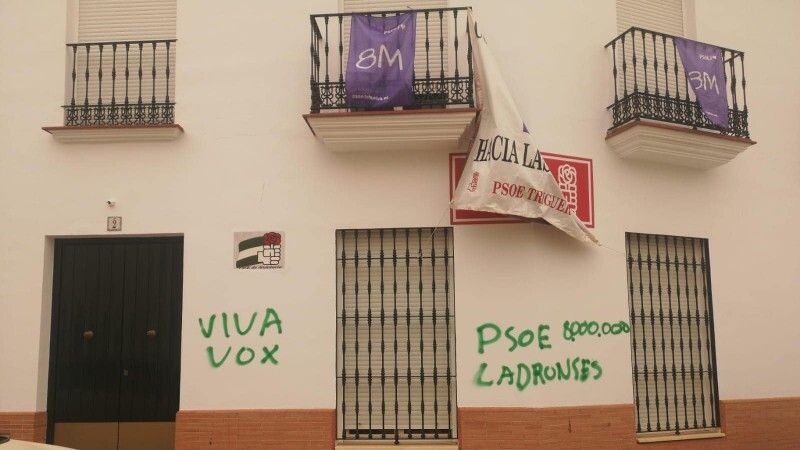 Vandalizan la fachada de la Casa del Pueblo del PSOE de Trigueros