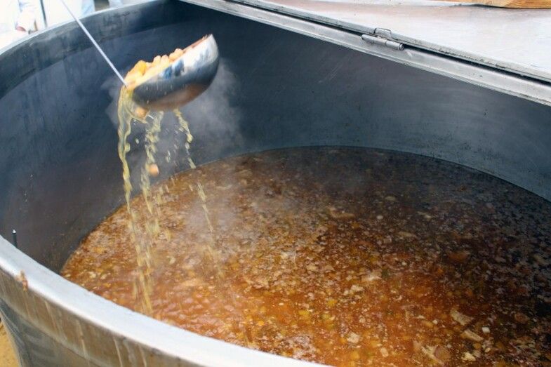 Más de 3.000 personas degustan en Jabugo el Mayor Cocido del Mundo