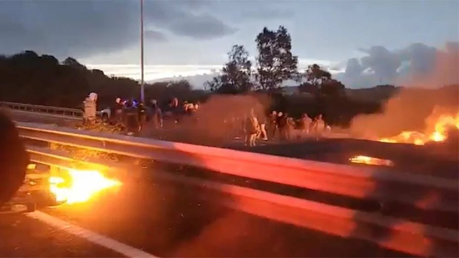 Pescadores cortan con fuego y barricadas el tráfico al puente de Portugal