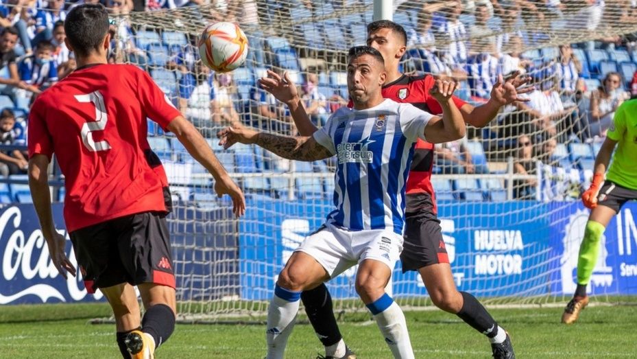 La prensa onubense 'se moja' sobre el futuro de Alberto Gallego y la plantilla del Recre