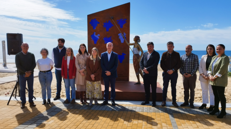 Ya luce en la playa de La Antilla el conjunto escultórico 'La Regaora'