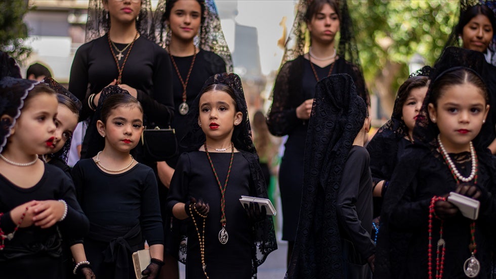 La cantera cofrade toma las calles de Huelva en este Viernes de Dolores