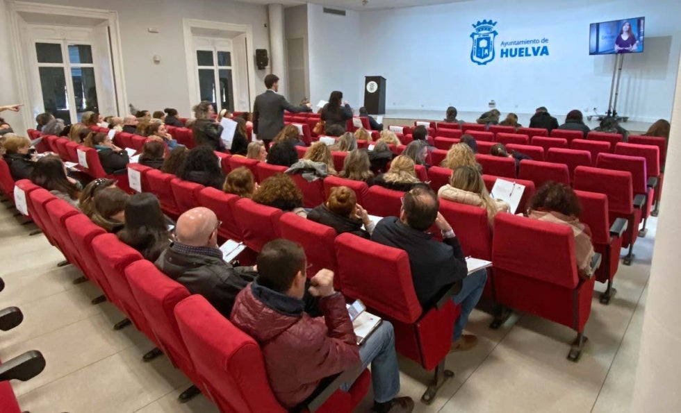 Miles de personas acuden a la convocatoria para intentar conseguir un empleo en la residencia ‘Mirador del Odiel’