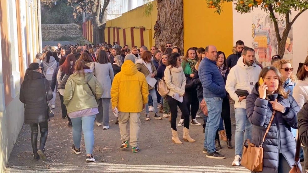 Miles de personas acuden a la convocatoria para intentar conseguir un empleo en la residencia ‘Mirador del Odiel’