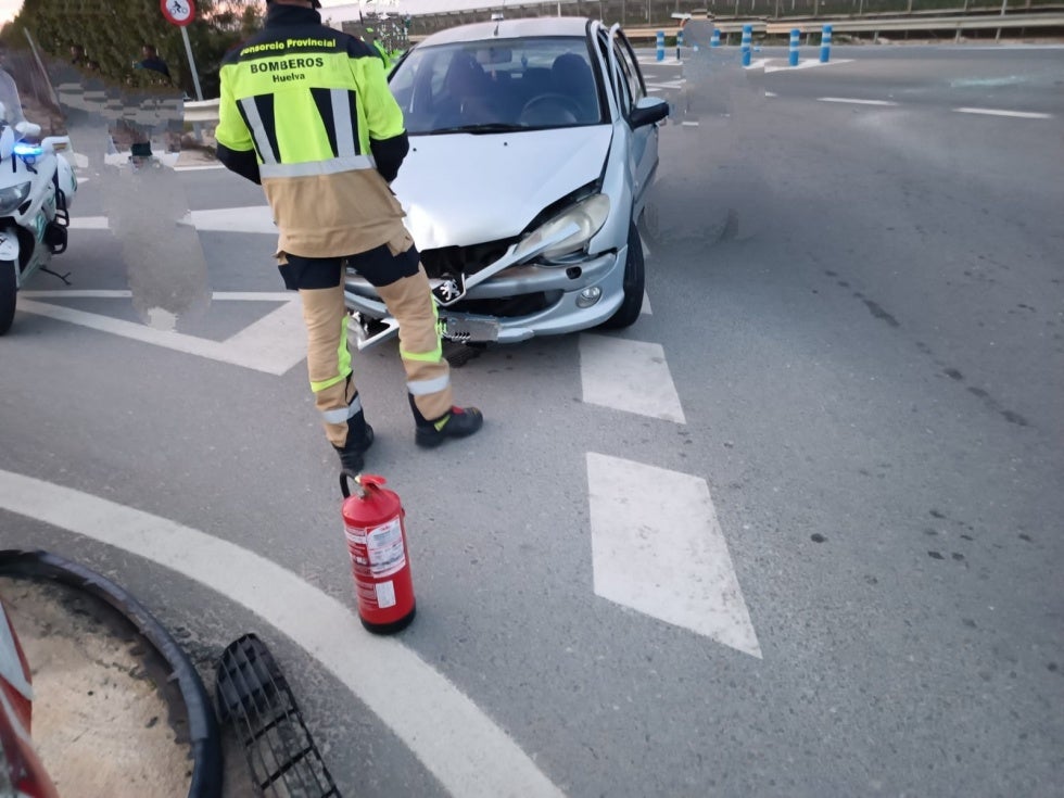 Trasladado al centro de salud de Bonares un hombre de 67 años herido en una colisión por alcance en la A-49