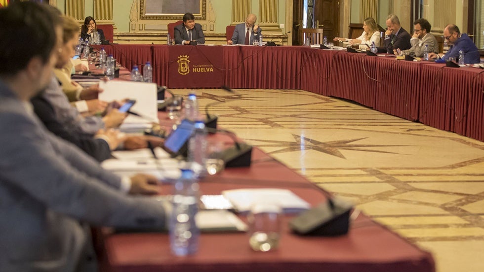Nuevas peatonalizaciones, la reurbanización de varias zonas, o ayudas sociales, en los presupuestos aprobados por el Ayuntamiento de Huelva