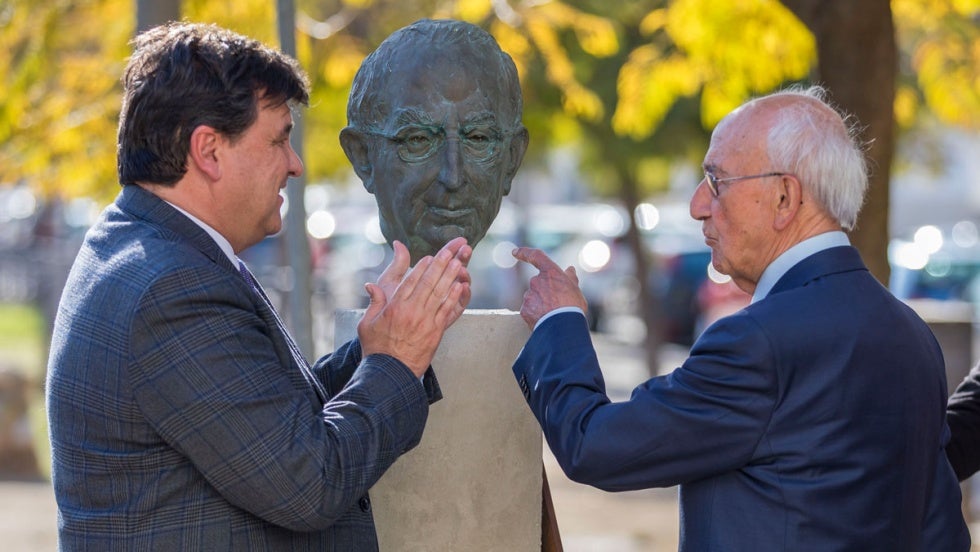 Huelva rinde homenaje al periodista Víctor Márquez Reviriego en su Paseo de los Comunicadores