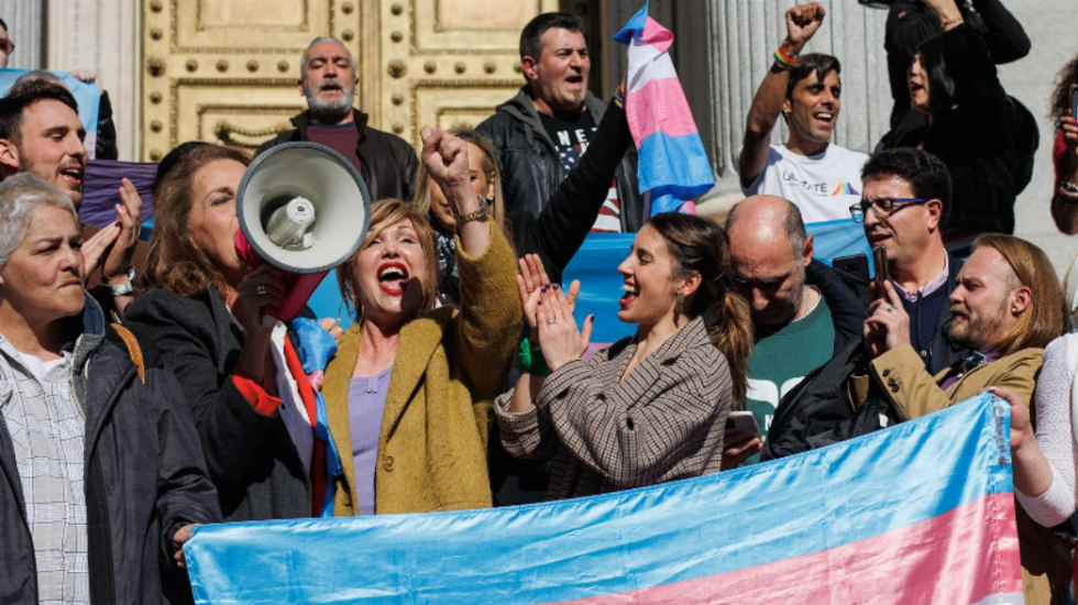 Los españoles de más de 16 años podrán modificar desde hoy su nombre y su sexo sin ningún requisito