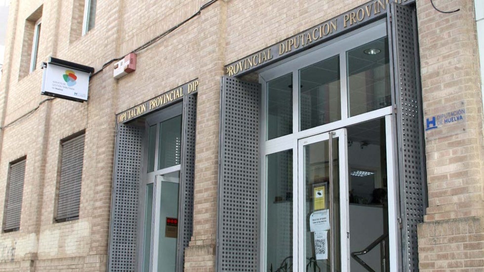 Los empleados de la Agencia Provincial Tributaria acusan a la Diputación de recortar sus derechos vía pleno