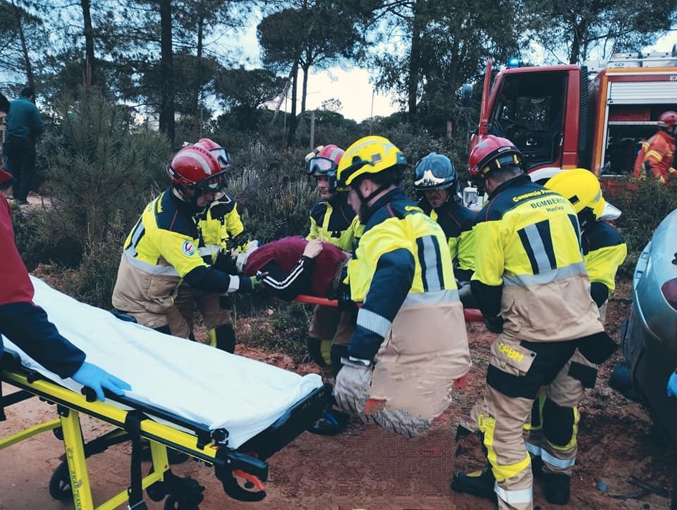 Herido un hombre tras volcar con su coche en un camino de Moguer