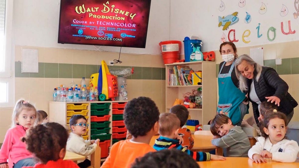 El Ayuntamiento de Palos entrega nuevos televisores a las escuelas infantiles