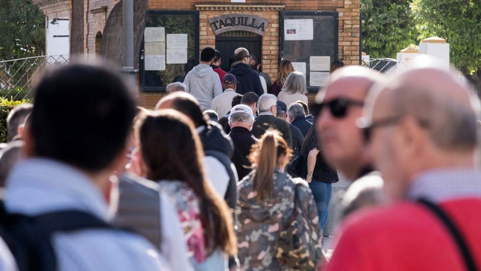 Los onubenses, fieles un año más al ritual de la Guía de Semana Santa