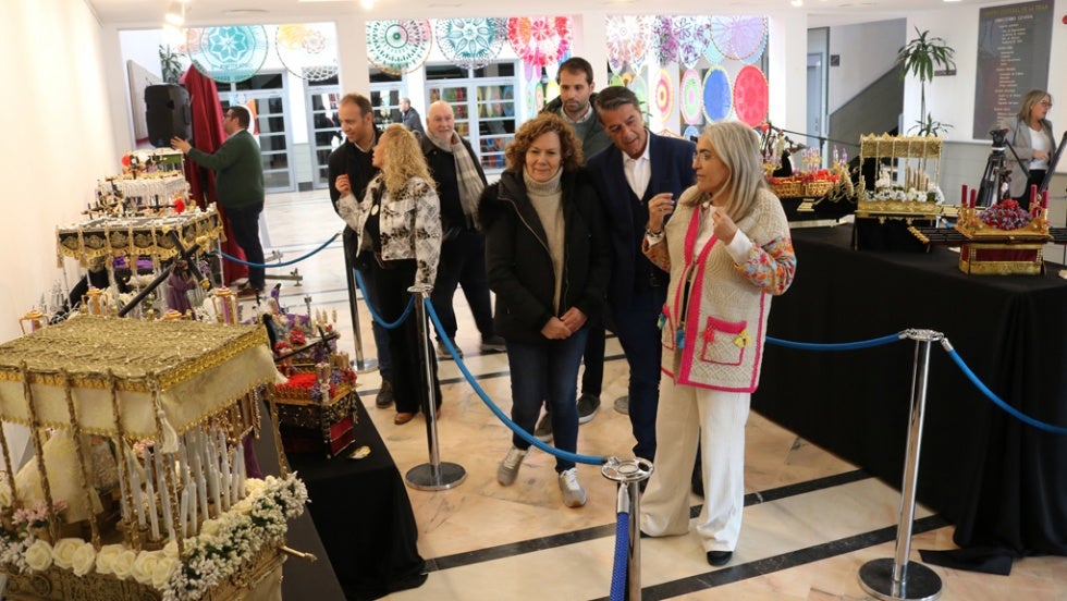 Los pasos de Semana Santa en miniatura de Manolo Camacho, en Cartaya