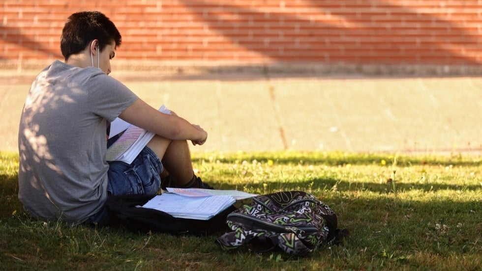 Los estudiantes podrán solicitar desde este lunes las becas para el próximo curso