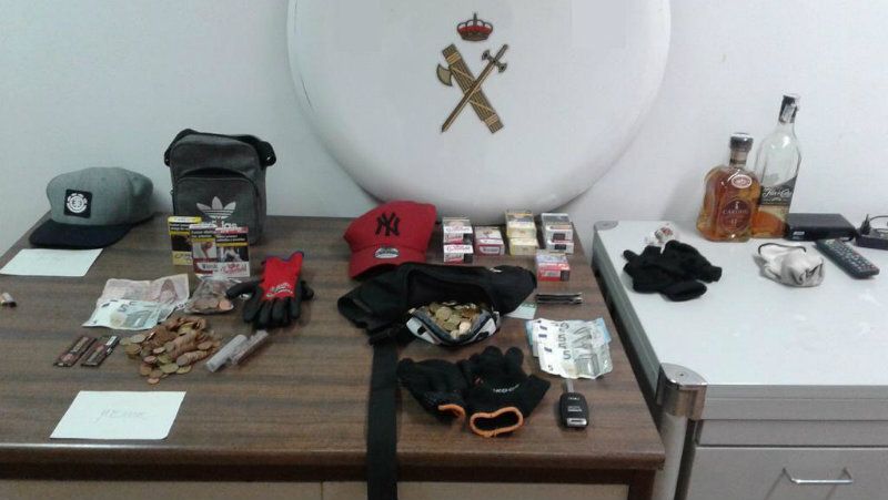 Cinco detenidos por robar un vehículo en Mairena y varias bebidas alcoholicas en un bar de Matalascañas