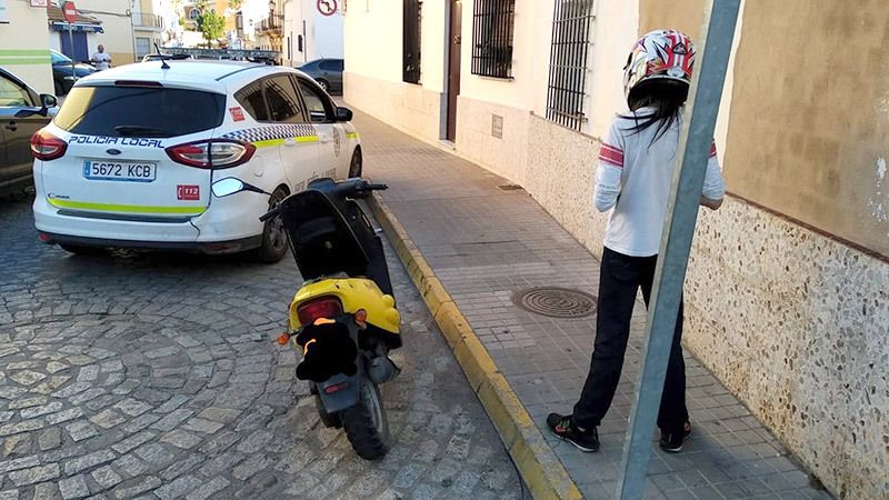 La policía lepera vuelve a denunciar al conductor de un ciclomotor que circulaba drogado y sin licencia