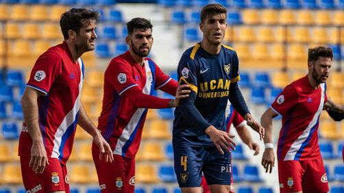 El UCAM Murcia, a un punto del Recre tras ganar en la prolongación