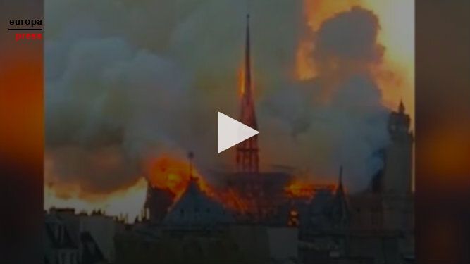 Un devastador incendio consume Notre Dame en París