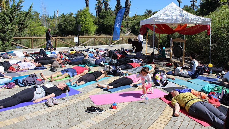 El Parque Botánico Celestino Mutis acoge la jornada 'Encuéntrate' de yoga para toda la familia