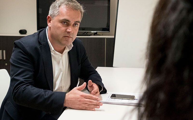 “No voy a caer en el error de ponerme un mes antes de las elecciones a decirle a Bollullos que voy a traer el hospital”