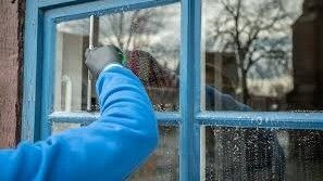 Oferta de trabajo para limpiar cristales con un salario de 10 euros brutos por hora
