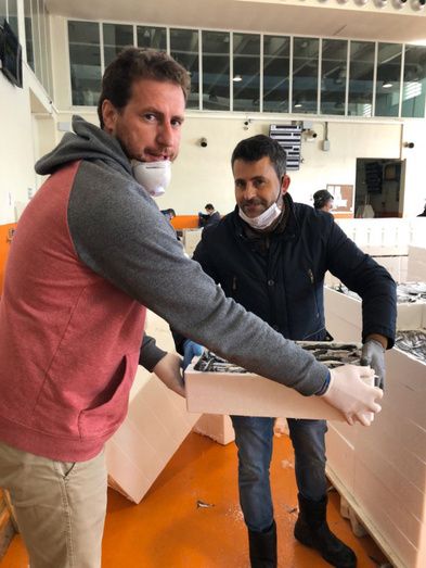 La Cofradía de Pescadores de Punta entrega 50 kilos de pescado para familias en situación de vulnerabilidad social