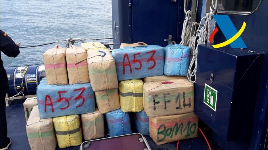 Intervienen 68 fardos de hachís que los narcotraficantes arrojaron al agua desde una embarcación en su huida