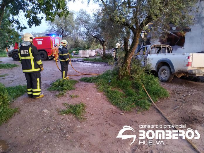 Arde en su totalidad una nave industrial de Encinasola en un incendio que precisó de cinco horas de intervención de los bomberos