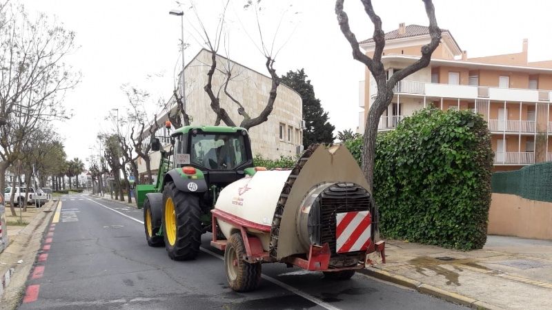 Islantilla incorpora una bomba de 3.500 litros con atomizador al tratamiento diario de desinfección