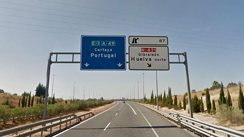 Cortan al tráfico tres horas la A-49 tras atravesarse un camión en Gibraleón