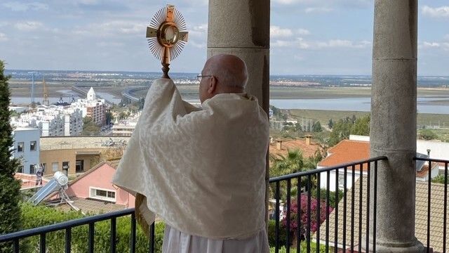 Bendición y mensaje del Obispo en el Domingo de Resurrección
