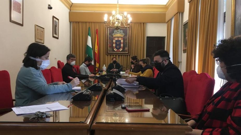 Valverde del Camino ayuda a pymes y autónomos y suspende el cobro de varias cuotas