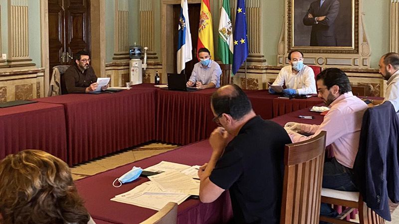Mamparas en los puestos de atención al público o kits de protección, entre las medidas del Ayuntamiento de Huelva para la desescalada