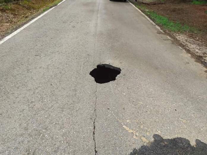 Reabre la carretera que va de Puerto Moral a la N-433 tras permanecer cortada una semana por la apertura de un silo