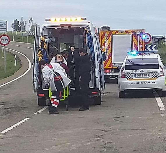 Dos personas atrapadas tras volcar su vehículo a las afueras de Almonte
