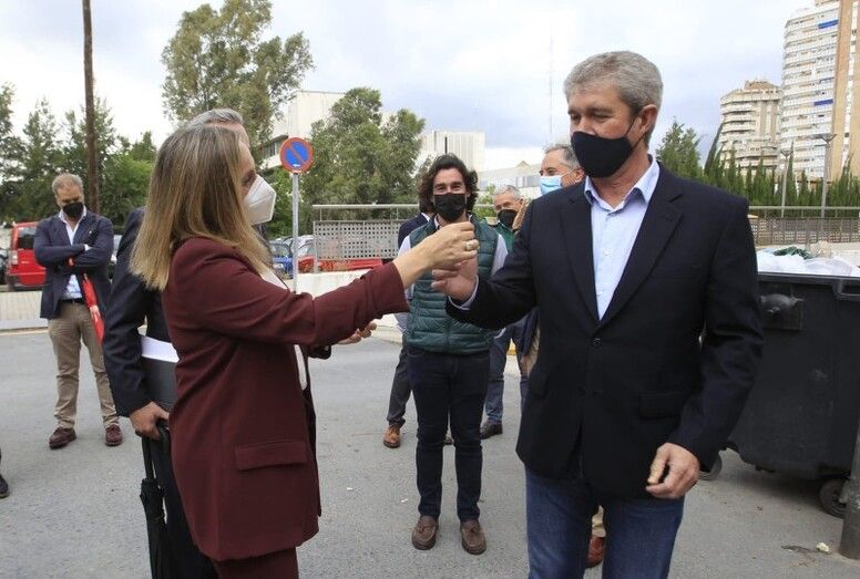 Fomento entrega en la zona de Pescadería el primer suelo que se permuta por viviendas en Huelva