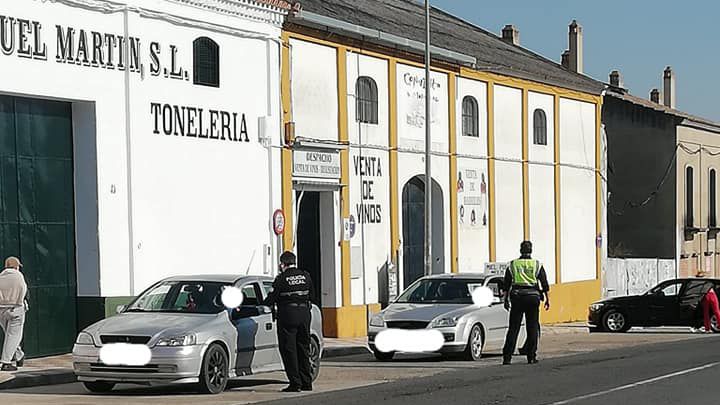 La Policía de Bollullos interpone una veintena de denuncias por saltarse las restricciones anti-Covid