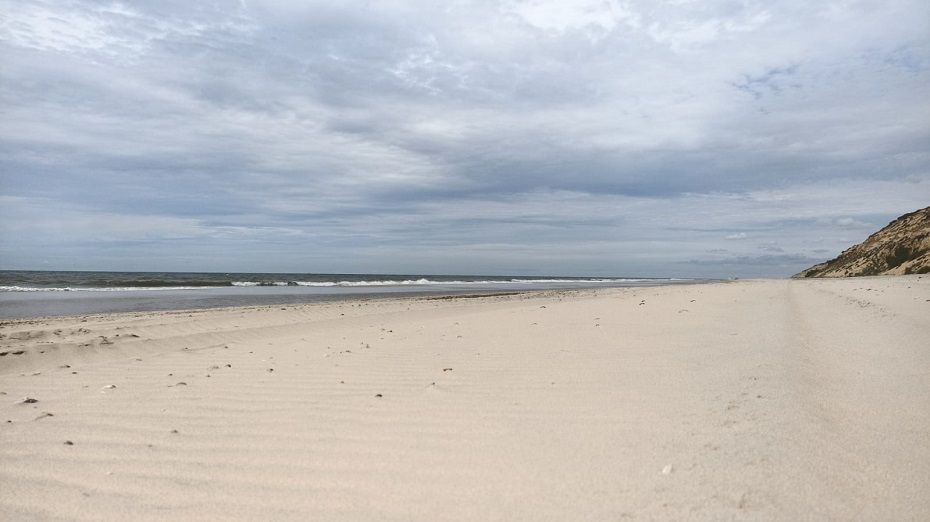 Finaliza la limpieza de los restos de fuel en la playa de Mazagón, cerrada al marisqueo