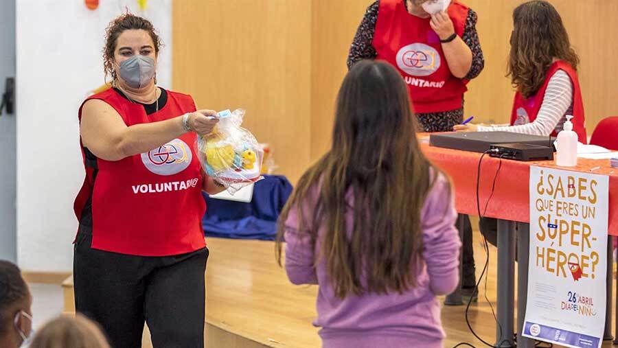 Casi 160 niños de la capital reciben juguetes como premio a su 'actitud ejemplar' en el confinamiento