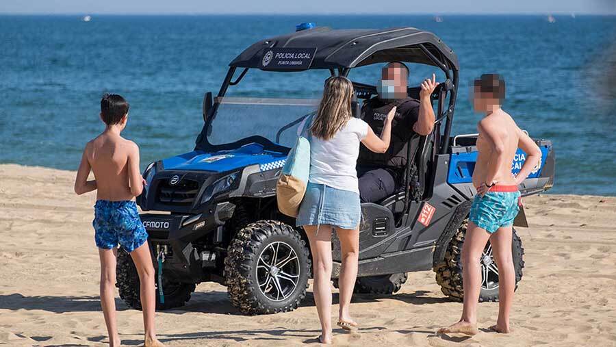 Andalucía pide al Gobierno que 'rectifique de manera urgente' la obligación de ponerse la mascarilla para tomar el sol en la playa