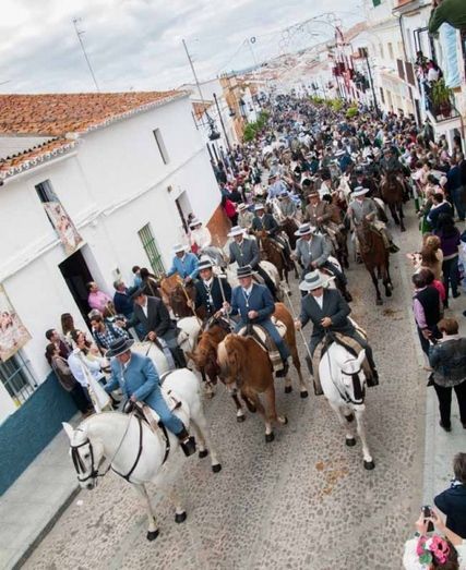 Puebla de Guzmán suspende la romería y prohíbe los caballos durante esos días