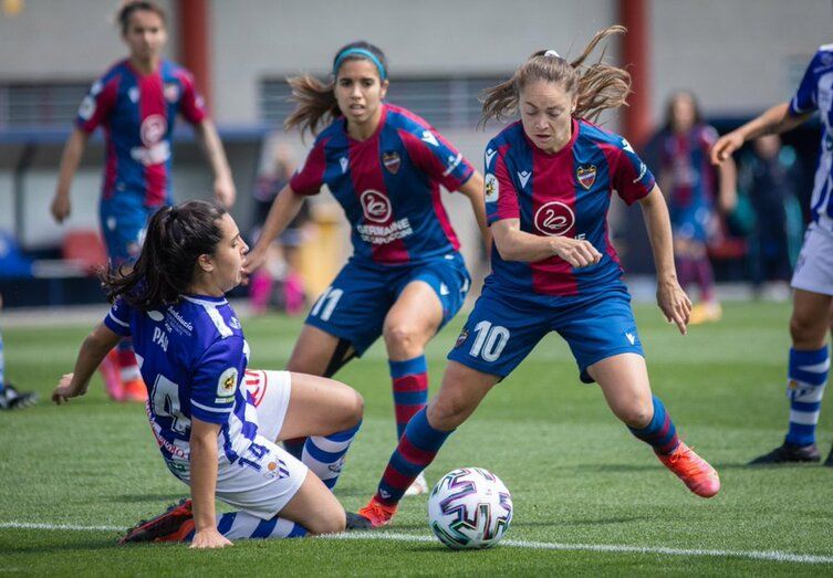 Esther rescata un punto para el poderoso Levante en el último segundo ante un gran Sporting Huelva (2-2)